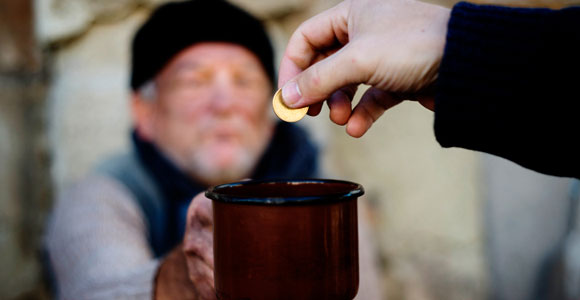 Richtig spenden. Spende-an-einen-Obdachlosen