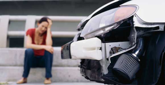 Beste KFZ-Versicherung finden. auto-schaden-frau