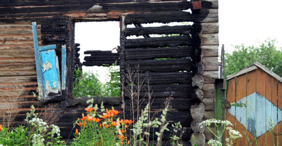 Versicherungen für Immobilienbesitzer. brandruine-holzhaus