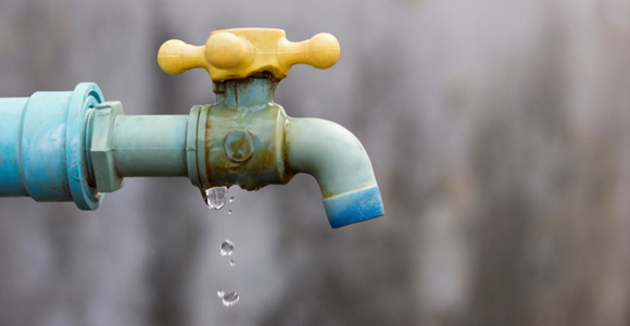 Energiespartipps für zuhause. Durch einen tropfenden Wasserhahn verschwinden pro Jahr rund 2190 Liter Wasser ungenutzt im Abfluss.