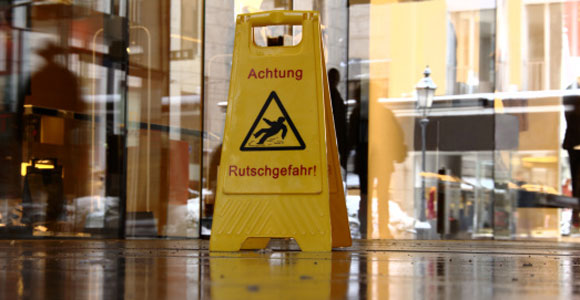 Wann ist ein Unfall ein Arbeitsunfall?. Warnschild-Naesse