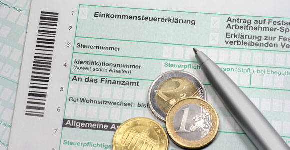 Steuererklärung: Geld zurück vom Fiskus. Wer weiß, welche Posten er bei der Steuererklaerung angeben muss, kann mehrere hundert Euro vom Fiskus zurueckbekommen.