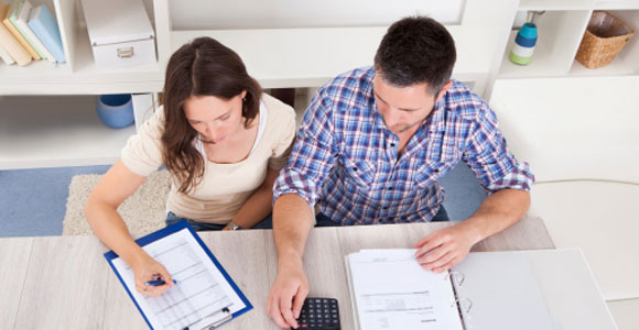 Steuer-Spezial: Steuererklärung für Paare. Eheleute sollten abwaegen, ob sich fuer sie eine gemeinsame oder eine getrennte Veranlagung eher rechnet.