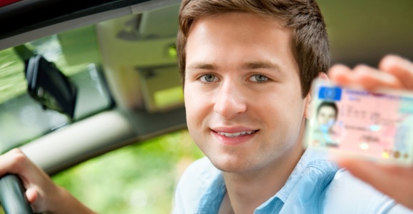 Schadenfreiheitsklasse – Tabelle und Informationen. Wer den Führerschein in der Tasche hat, darf sich freuen. Noch besser ist es, wenn unfallfreie Fahrjahre günstigere Versicherungsbeiträge bescheren...