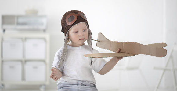 Was leistet eine Ausbildungsversicherung?. Damit sich die Kinder ihre Traeume verwirklichen koennen, ist es wichtig, schon fruehzeitig Geld zur Seite zu legen.