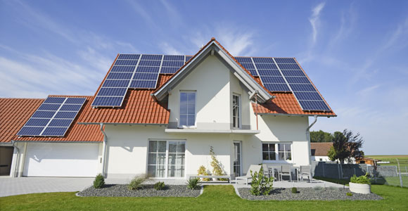 Eigene Solaranlage – Strom produzieren, Geld verdienen. Mit einer eigenen Solaranlage koennen Hausbesitzer Strom produzieren und Geld verdienen.