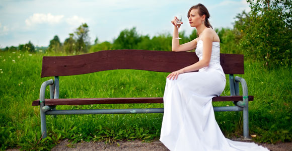 Unsinnig versichert? Diese Versicherungen braucht definitiv niemand. Man kann ja nie wissen, was am Tag der Hochzeit alles passiert, da schliesst man doch besser mal eine Hochzeitsruecktrittskosten-Versicherung ab, oder ..?