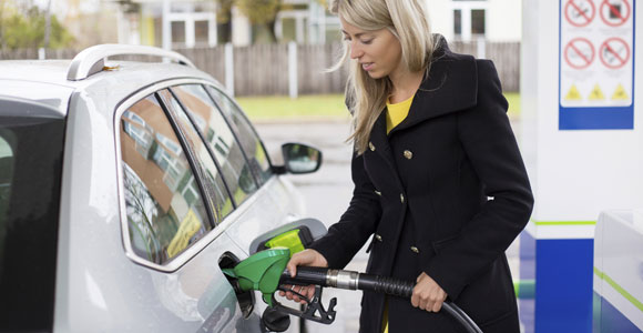 Steuerfreie Zusatzleistungen. Wer mit dem Auto unterwegs ist, darf vom Arbeitgeber Tankgutscheine im Wert von 44,- Euro monatlich als steuerfreies Lohnextra annehmen.