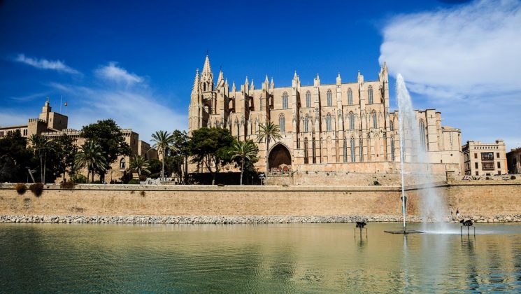 Mallorca Police – Mietwagenschutz im Ausland. mallorca kathedrale