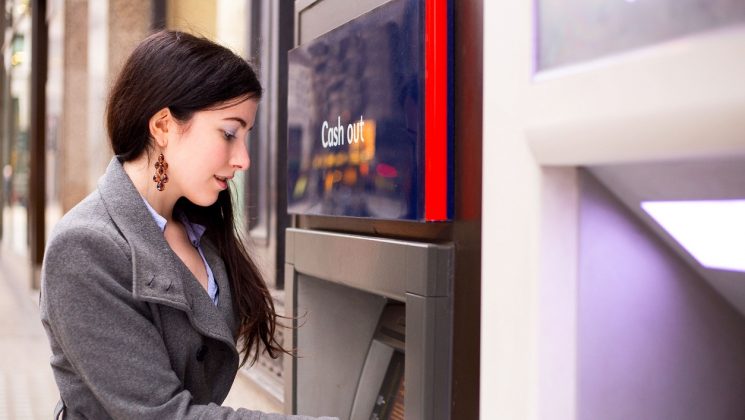 Betrug am Bankautomaten: Wie schützt man sich?