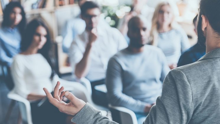 Vor Publikum sprechen: So überwindet man das Lampenfieber