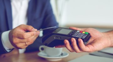 Mit der Amex Platinum Card einfach kontaktlos oder mit Apple-Pay bezahlen