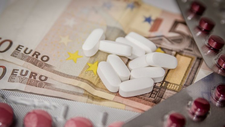 Ärger mit Leistungsverweigerungen der Krankenkasse vermeiden. Tabletten liegen auf Banknoten.