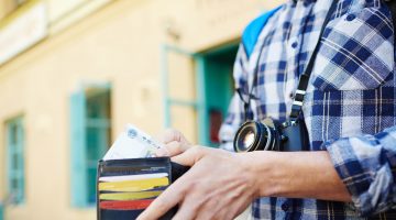 Mit den Kreditkarten des ADAC kann man im Ausland kostenfrei Bargeld
