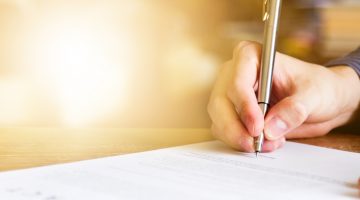 Unter das Anschreiben muss die handschriftliche Unterschrift des Verfassers gesetzt werden