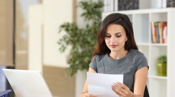 Hinter den höflichen Formulierungen im Arbeitszeugnis steckt oft mehr, als es auf den ersten Blick scheint. 