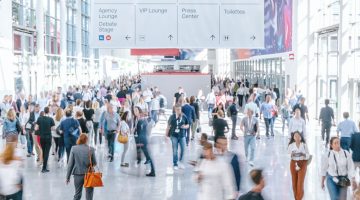 Vor allem für Besuche auf Jobmessen sind Bewerbungsflyer hilfreich.