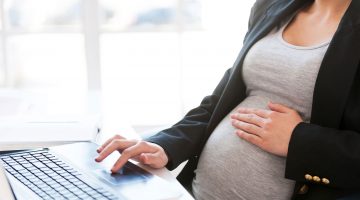 Frauen, die in der Schwangerschaft arbeiten, genießen besonderen Schutz in Puncto Arbeitszeit und Pausen.